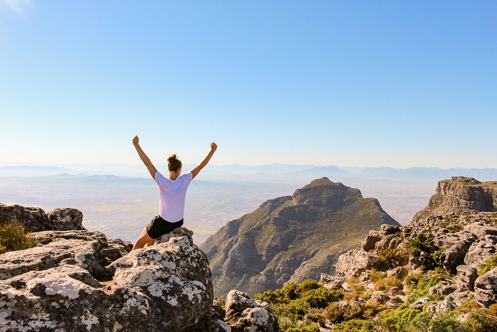 Pige med sejersrus på toppen af Table Mountain sydafrika