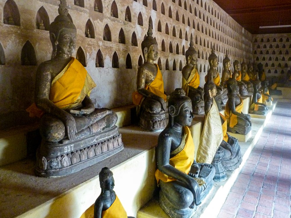Tempel med buddha statuer i Laos