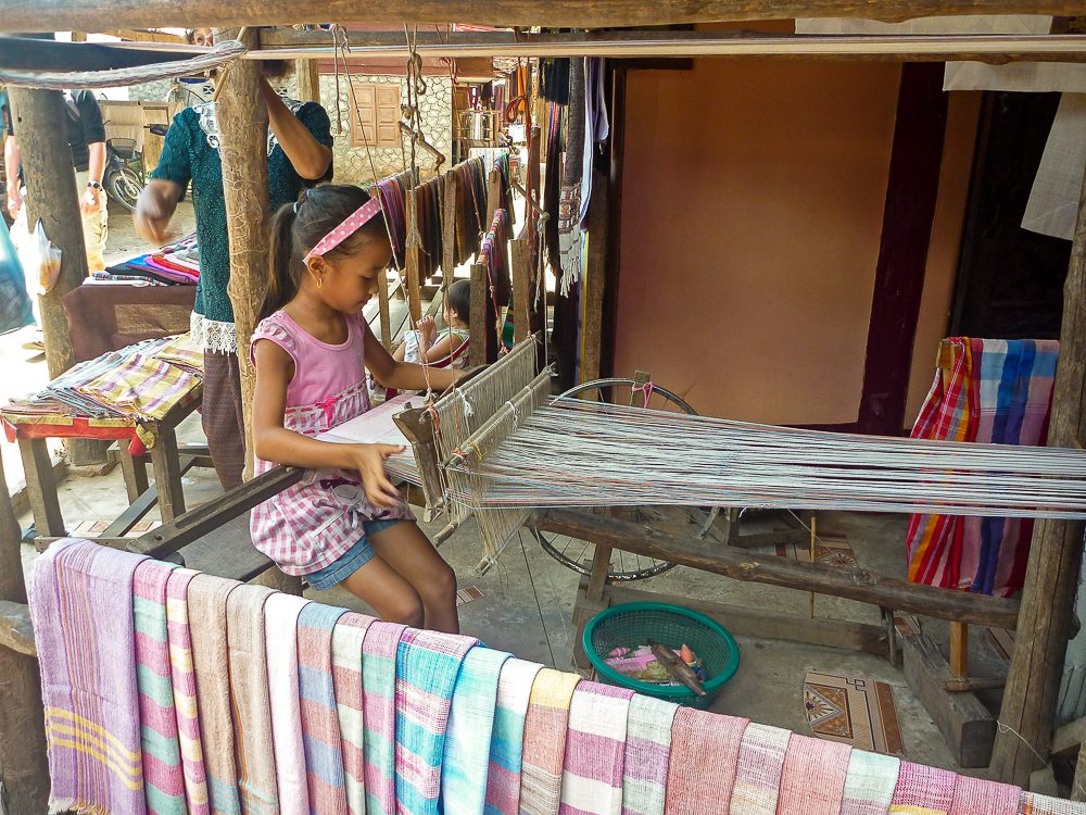 Pige der væver i Laos