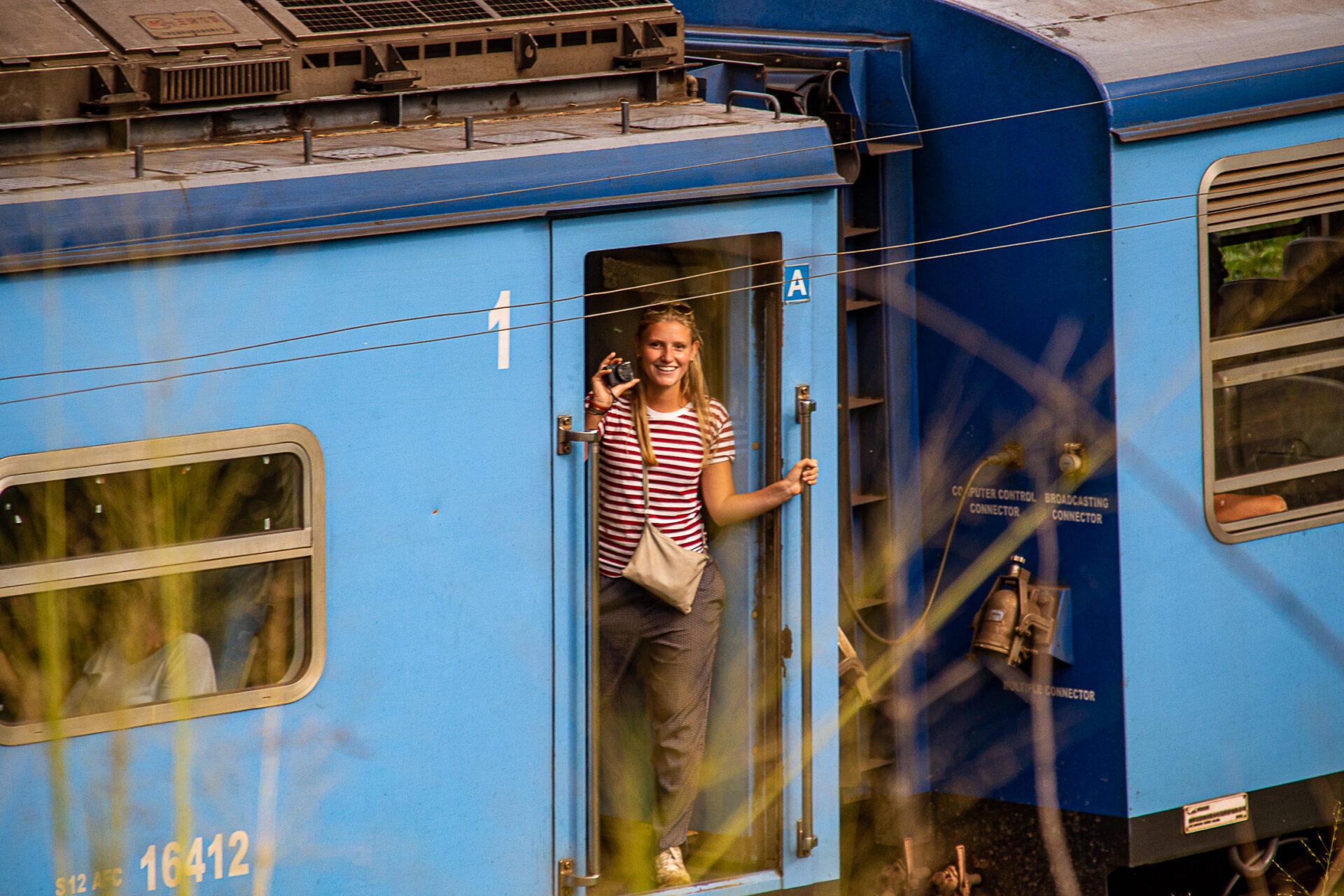 Backpacker vinker fra tog i Sri Lanka