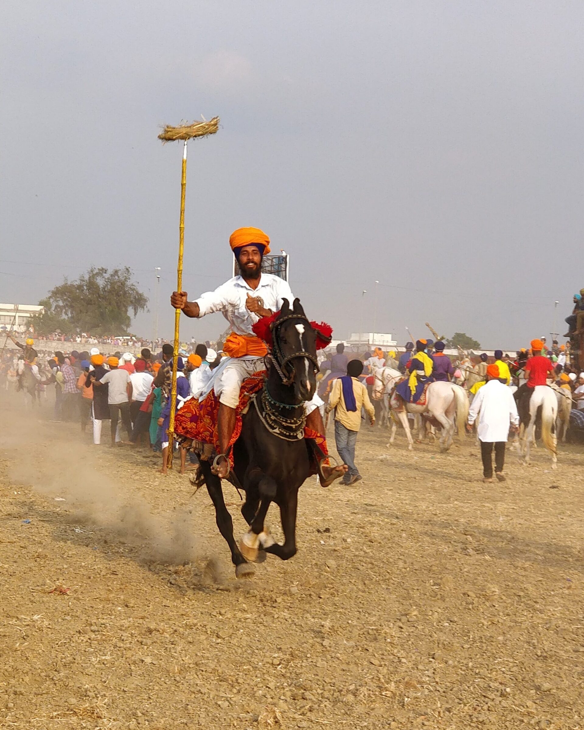 Nihang kriger rider på hest Indien