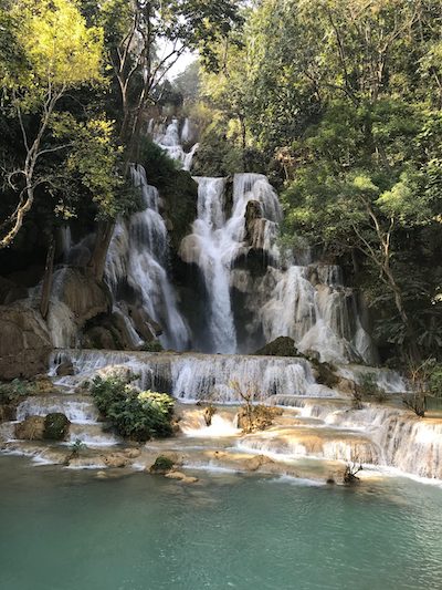 Kuang si vandfaldet i Laos i solskin