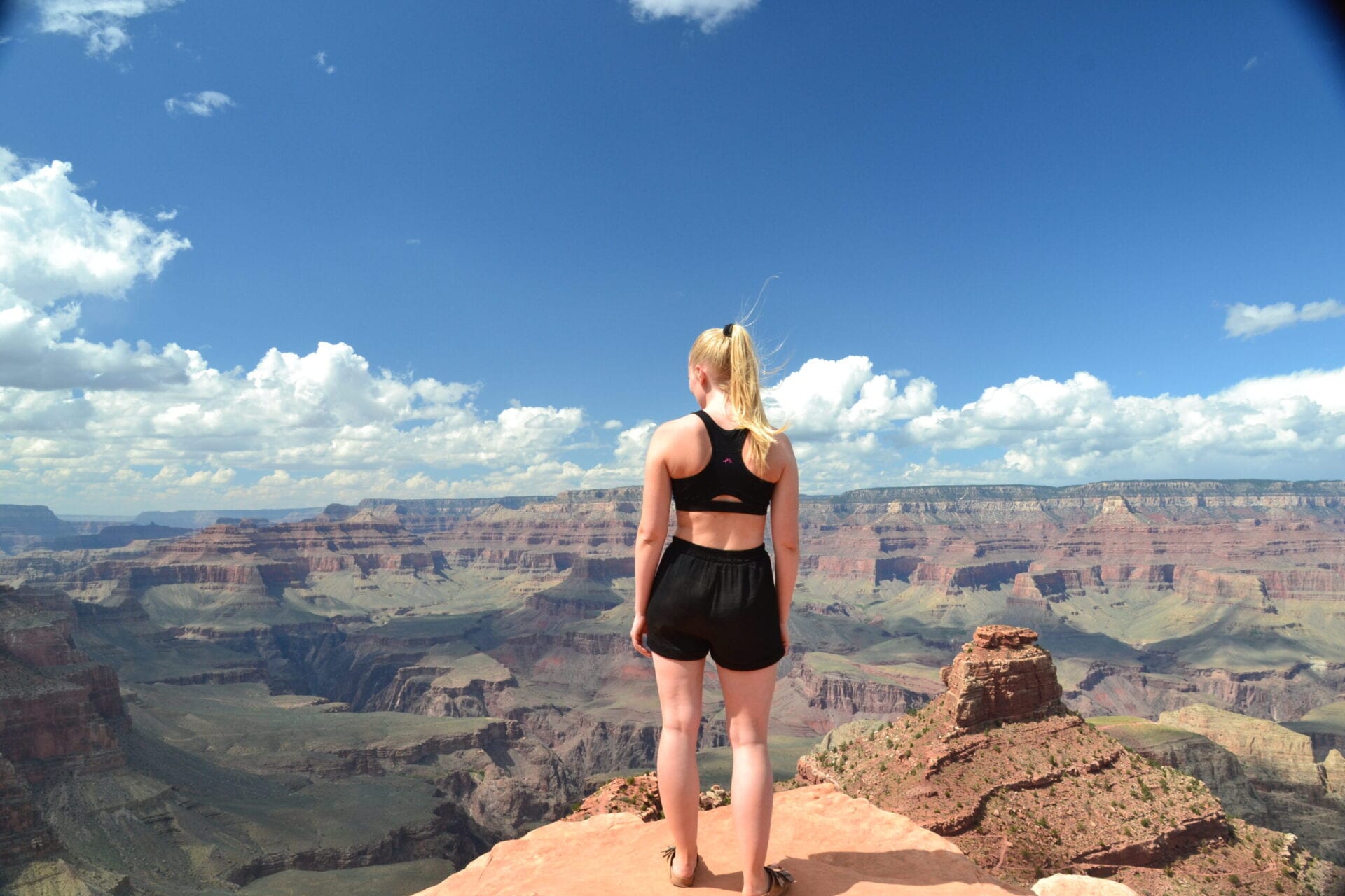 Backpacker skuer ud over Grand Canyon USA i solskin