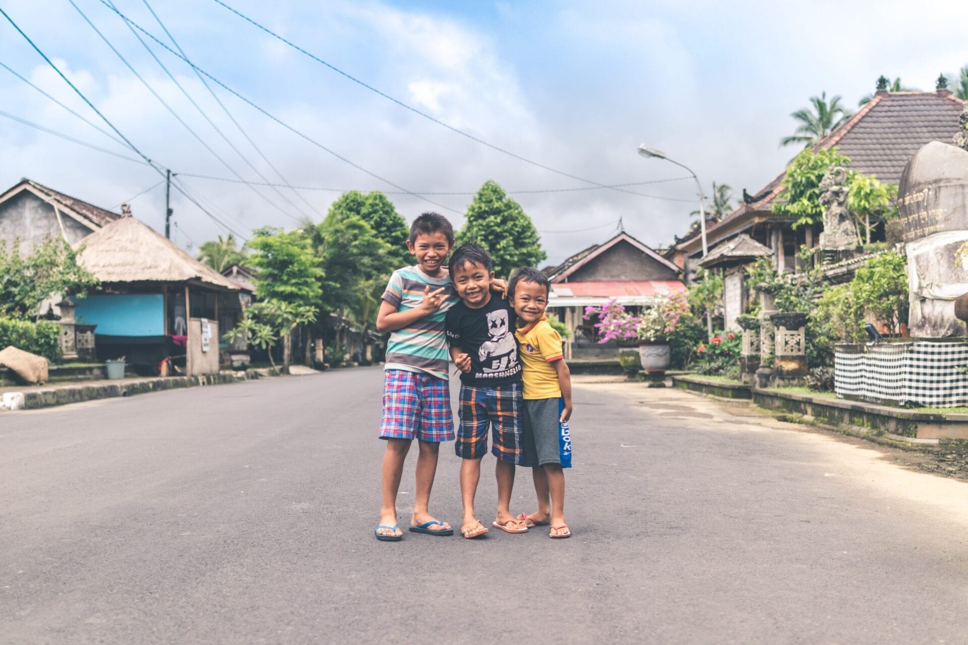 Gruppe smilende børn på Bali Indonesien
