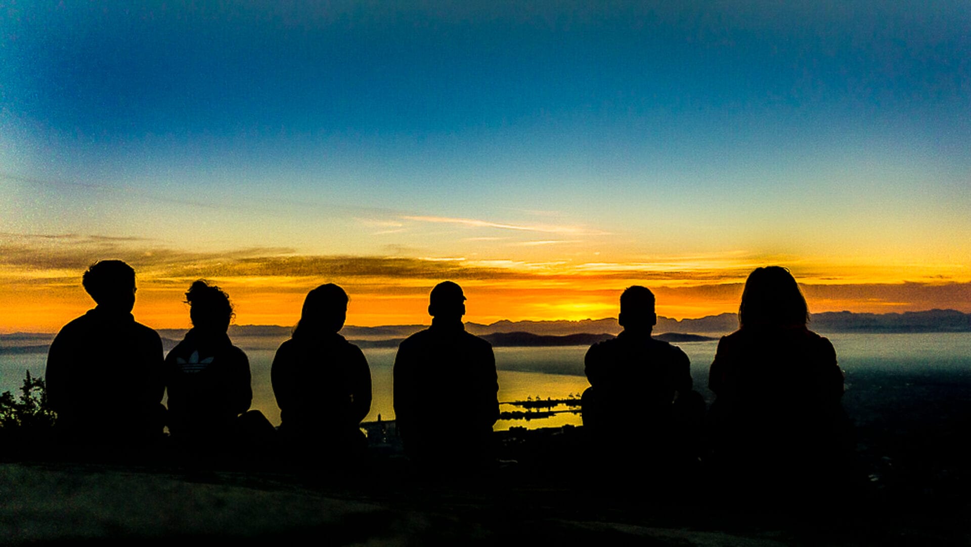 gruppe ser solnedgang fra toppen af Table Mountain