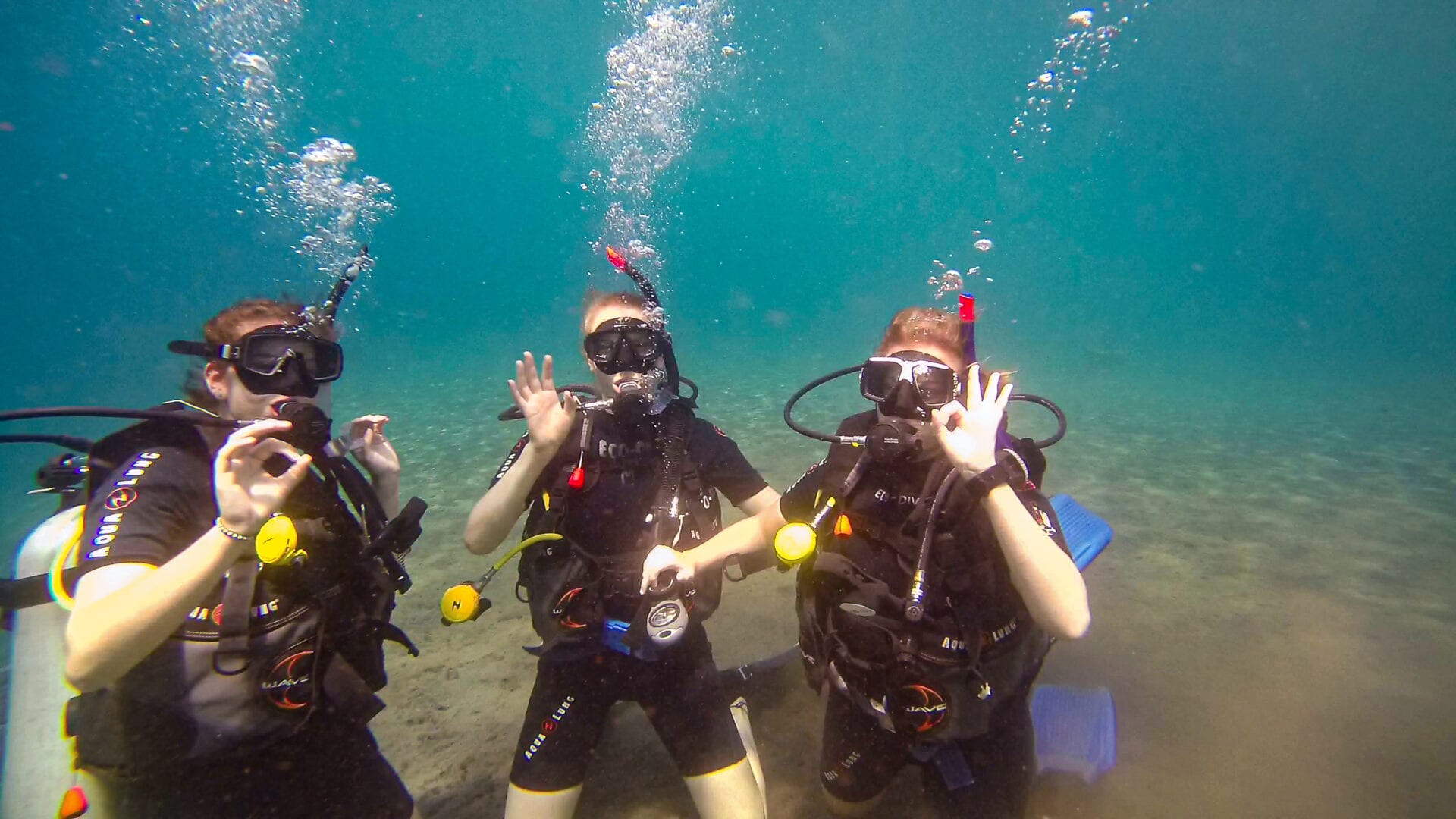 tre glade dykker ved Amed Indonesien