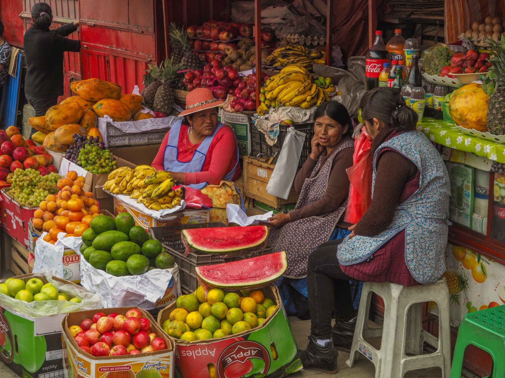 tre damer på et salgsmarked i Bolivia